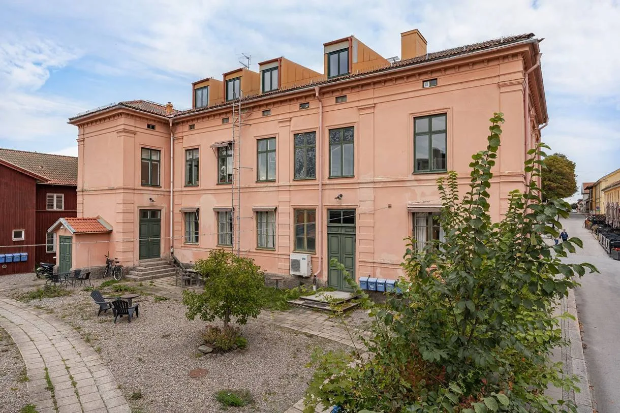 Stenhusets gårdsfasad med takkupor mot den grusade innergården