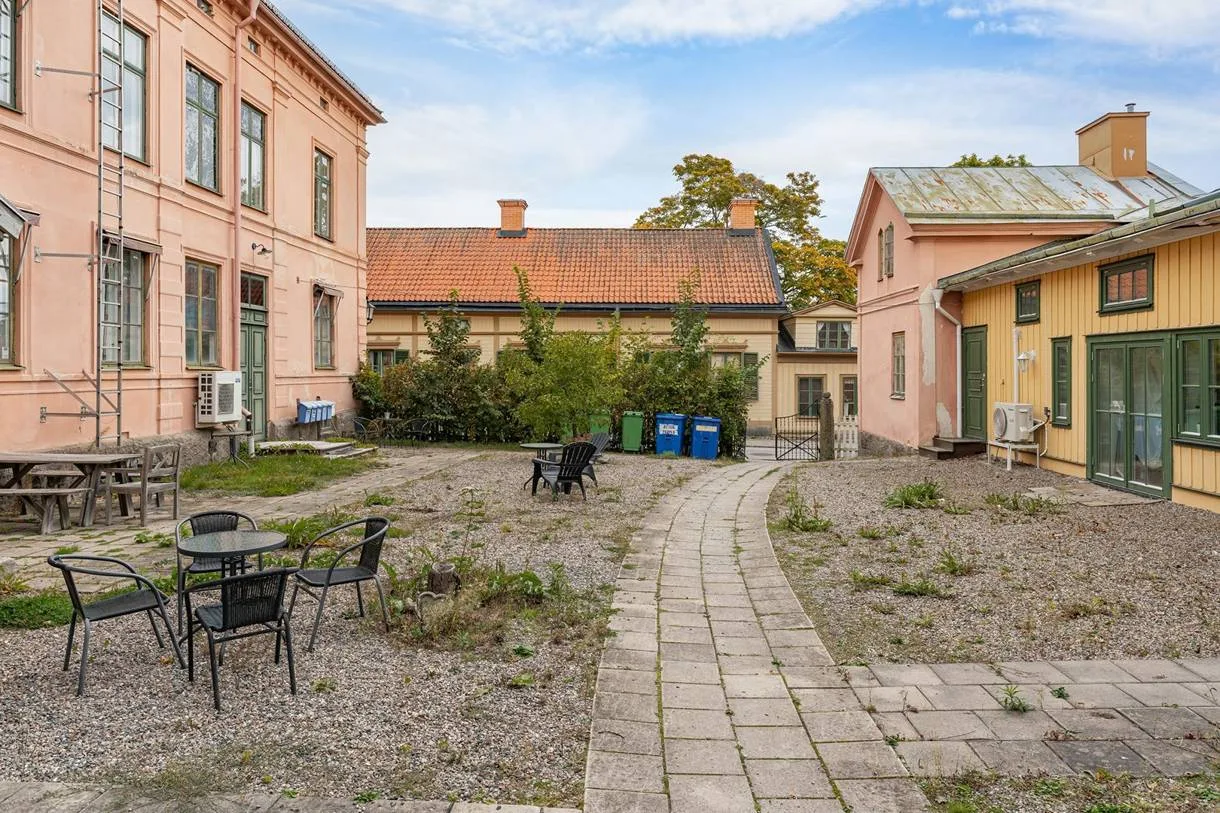 Innergården med stenlagda gångar och sittplatser