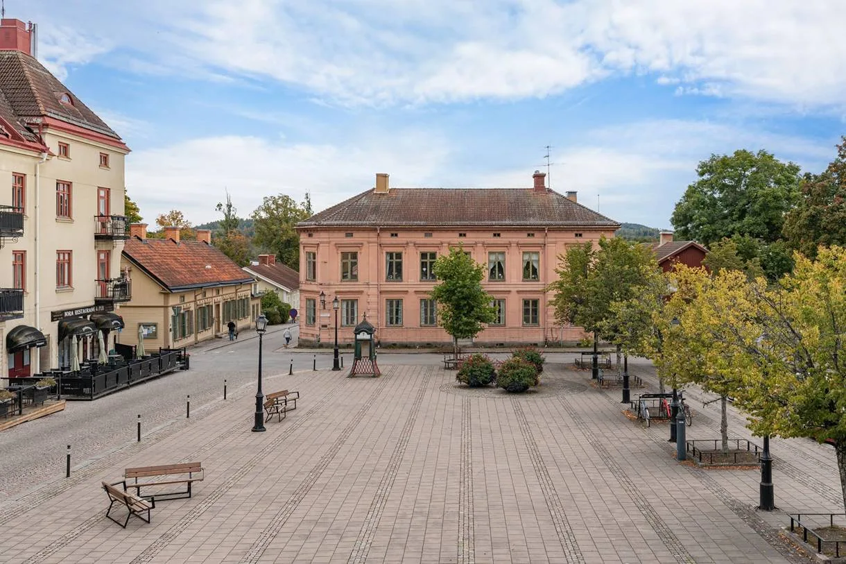 Det rosa stenhuset vid Noras torg, sett över torget