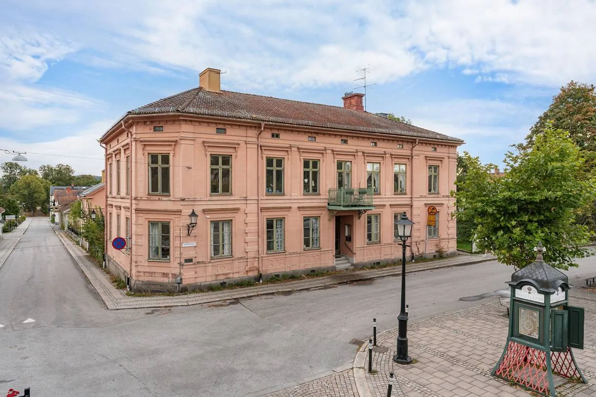 Hörnhuset vid Borgmästargatan och Kungsgatan, med torgets gröna kiosk i förgrunden