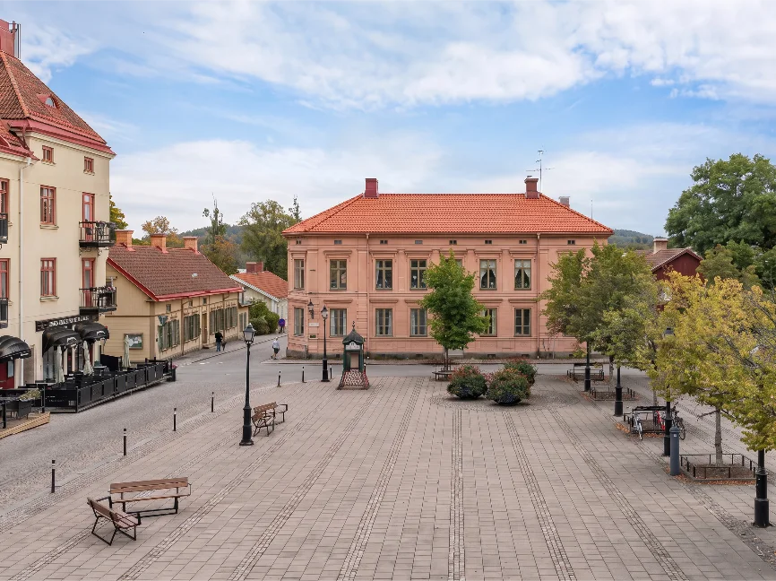 Torget i Nora mot det rosa hörnhuset