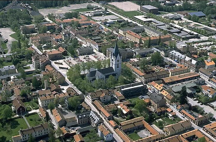 Hur är det att gå en promenad från torget genom trästaden Nora?