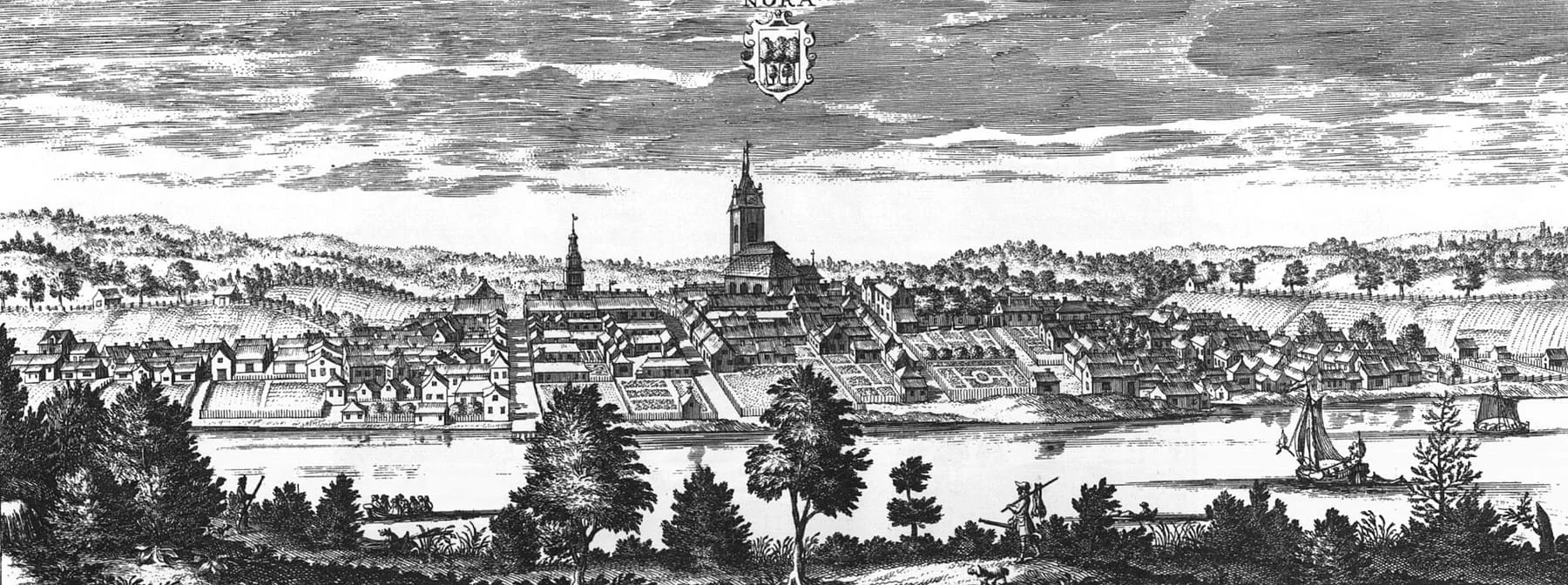 Svartvitt kopparstick av Nora sett från sjön, med kyrkan och stadens hus längs stranden